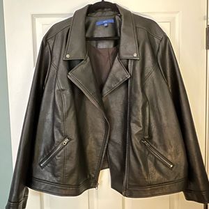 Beautiful faux leather moto jacket! feels like real leather. Non smoking home